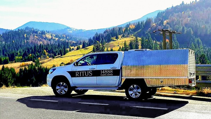 Autospeciala frigorifica off-road pe baza de Toyota Hilux in Alpii Italiei