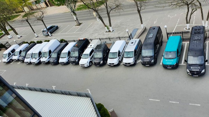 Mercedes-Benz V-Class rapid și fiabil, SUV cu 5 locuri Toyota Hilux