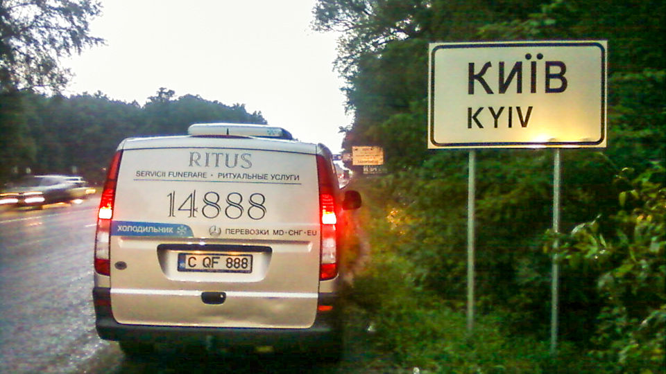 Repatriere în Moldova. Autofrigider Ritus în drum. Kiev, Ucraina