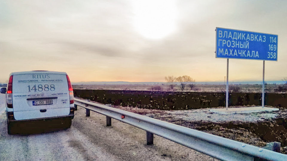 Repatriere în Moldova. Autofrigider Ritus în drum. Groznîi, Republica Cecenă, Rusia