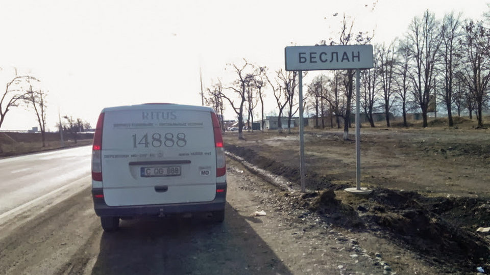 Repatriere în Moldova. Autofrigider Ritus în drum. Beslan, Republica Alania-Osetia de Nord, Rusia
