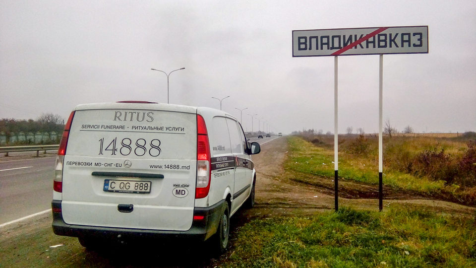 Repatriere în Moldova. Autofrigider Ritus în drum. Vladikavkaz, Republica Alania-Osetia de Nord, Rusia
